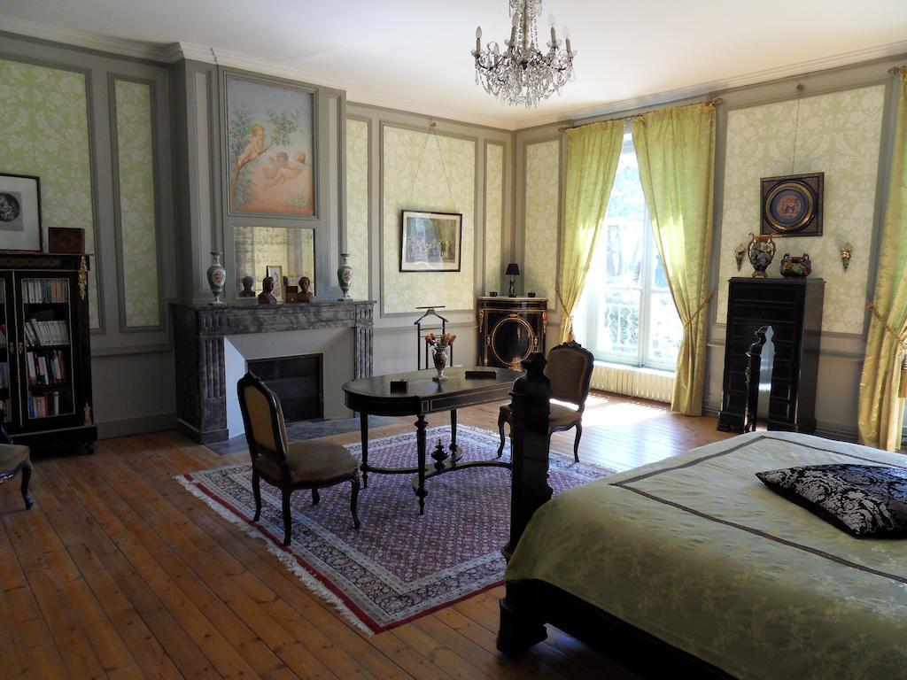 مبيت وإفطار LʼIsle-Jourdain Chateau De Clermont-Saves الغرفة الصورة