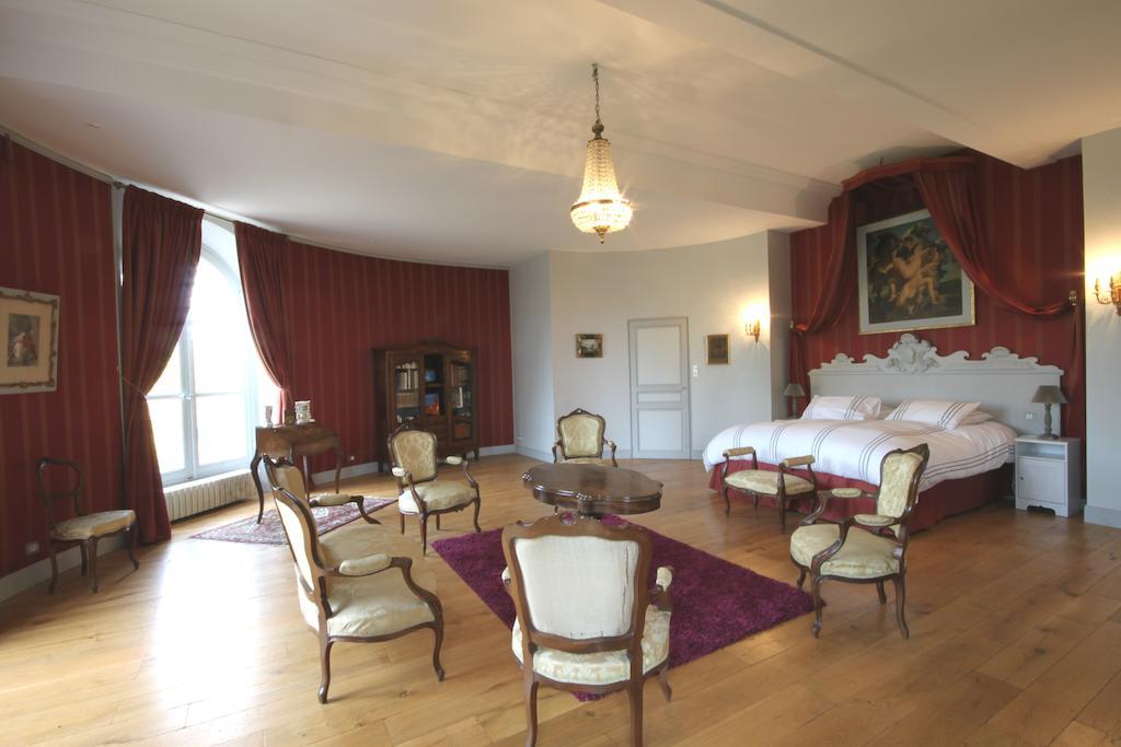 مبيت وإفطار LʼIsle-Jourdain Chateau De Clermont-Saves الغرفة الصورة